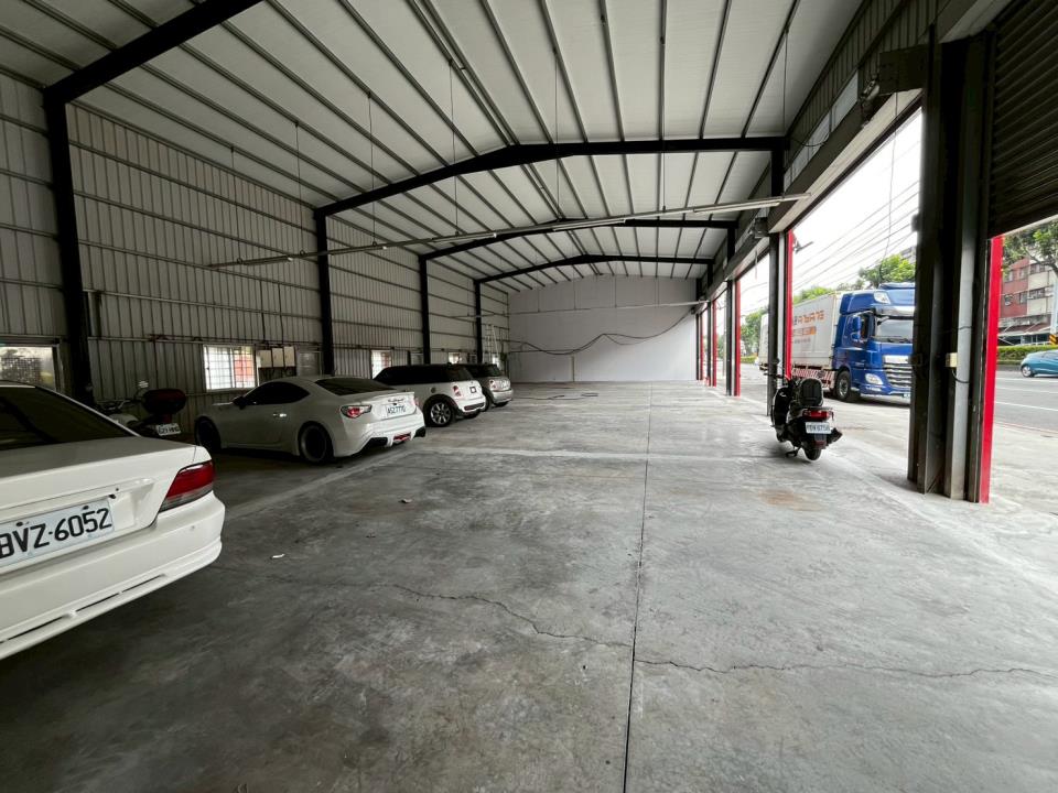 鳳山大面寬店面廠房的第3張圖片