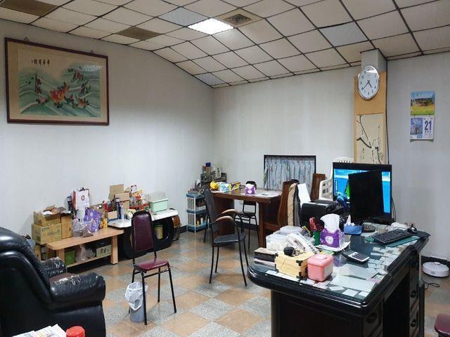三角窗大樹大路邊廠房的第4張圖片